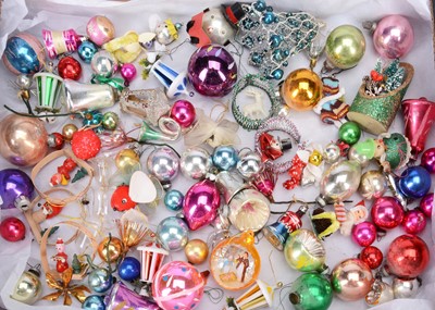 Lot 413 - A large quantity of vintage Christmas baubles