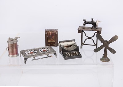 Lot 553 - 1910-30s German dolls’ house technology