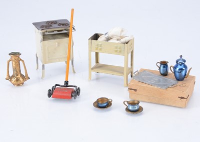 Lot 616 - German dolls’ house chattels