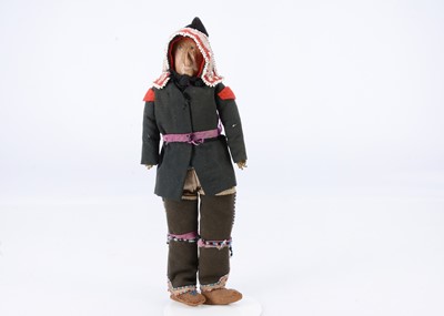 Lot 694 - A late 19th century Native American doll