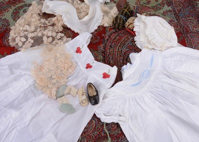 Lot 712 - A large quantity of doll and children's clothes with fabrics and trims
