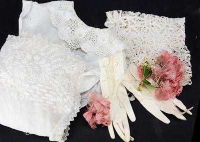 Lot 717 - A selection of women’s clothing and textiles