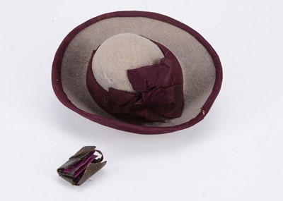 Lot 783 - An 19th century small doll’s purse and hat
