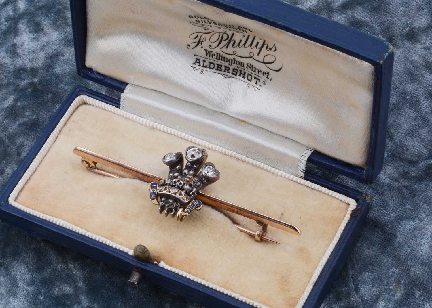 Lot 1 - An early 20th Century diamond set Prince of Wales bar brooch