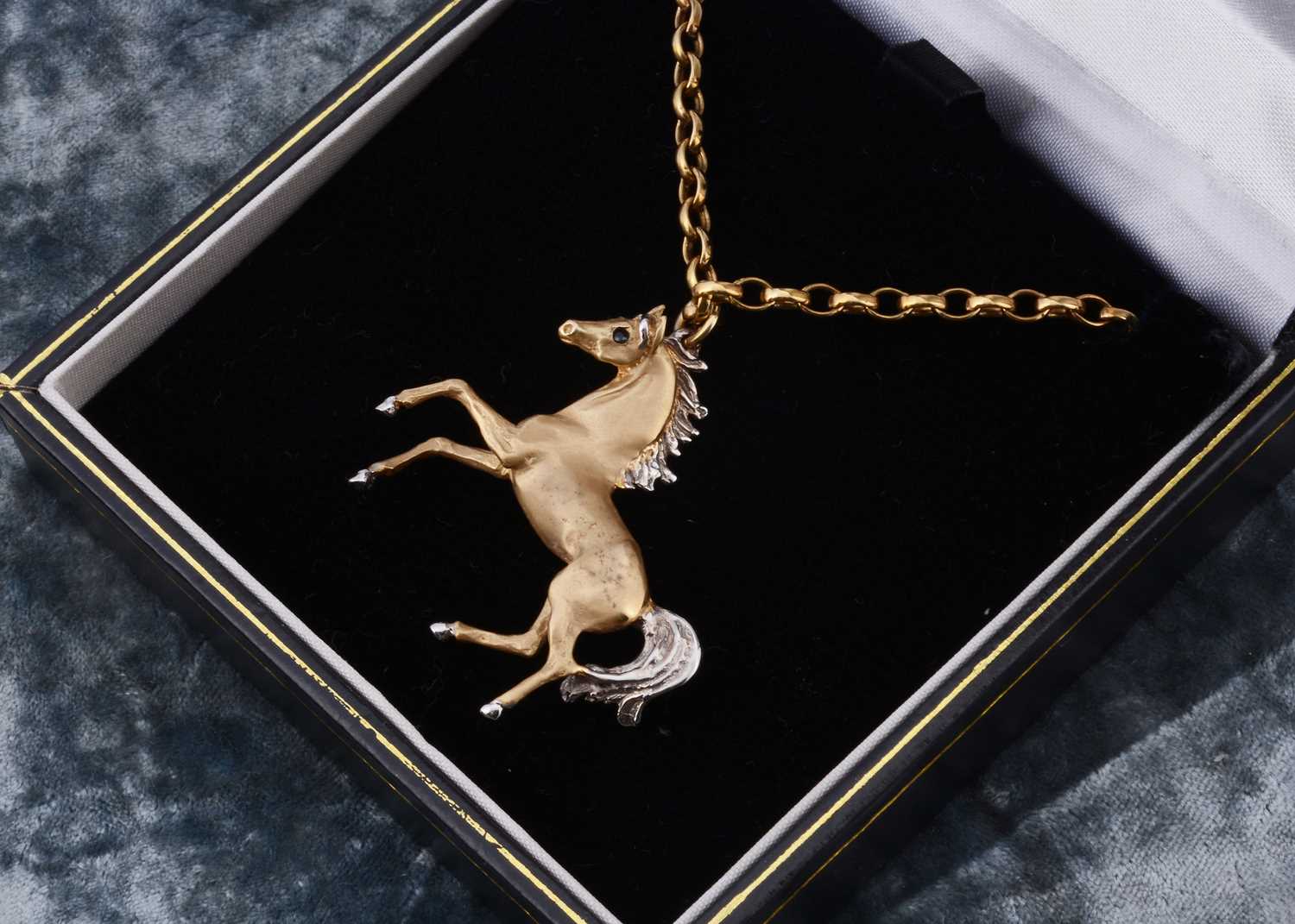 Lot 4 - A 9ct gold horse pendant and oval link chain