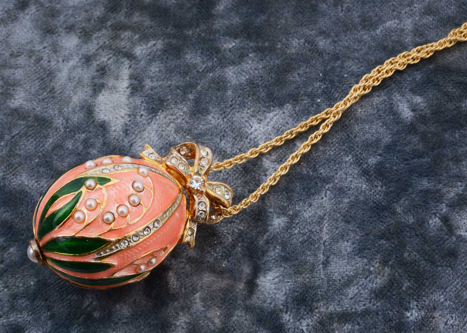 Lot 8 - A Franklin Mint gilt metal enamel egg shaped drop pendant and chain