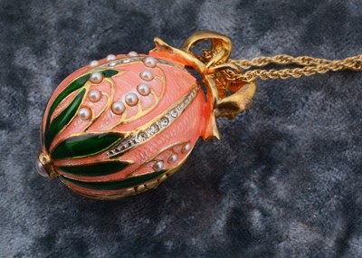 Lot 8 - A Franklin Mint gilt metal enamel egg shaped drop pendant and chain