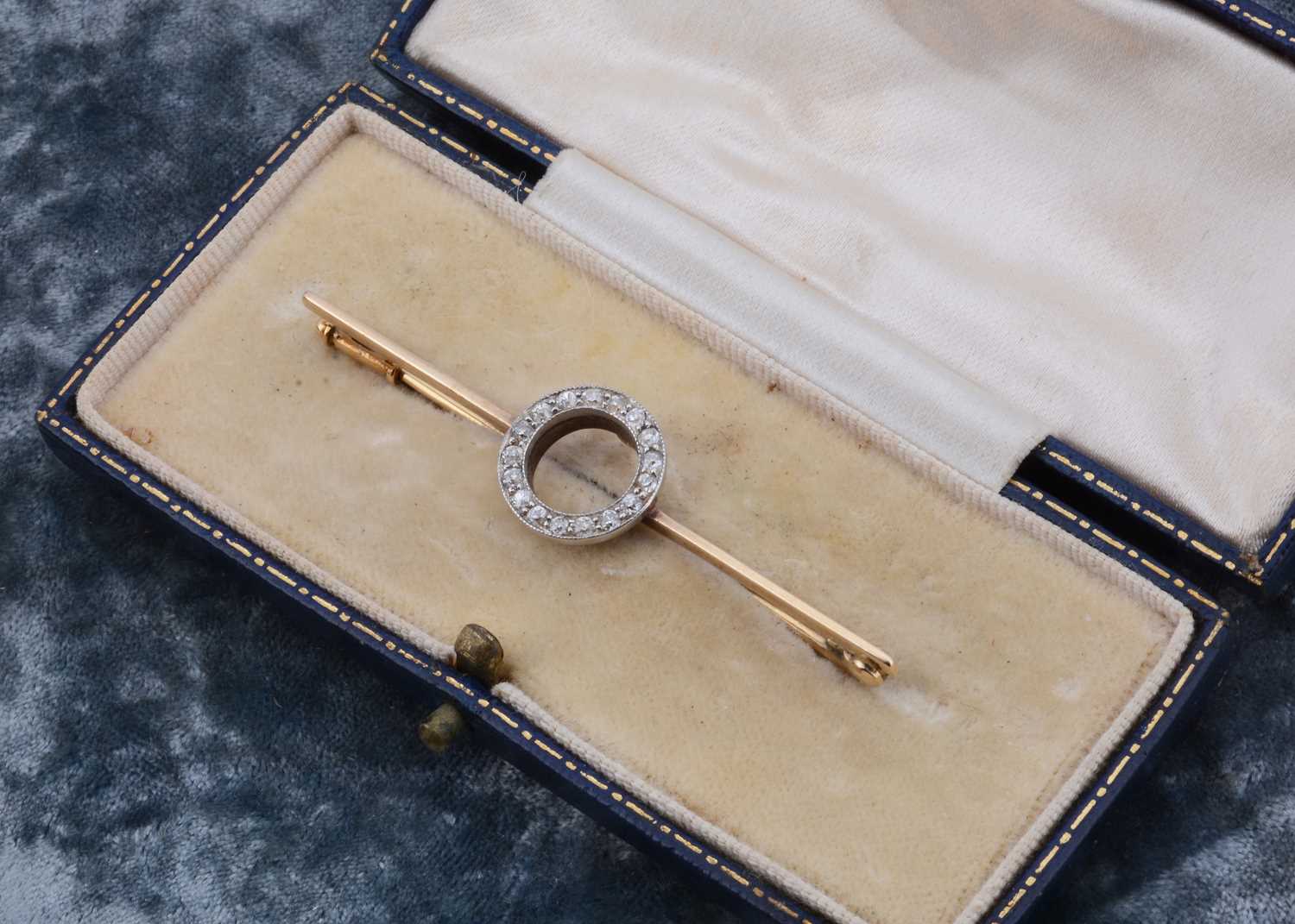 Lot 9 - An Edwardian diamond circular winning post bar brooch