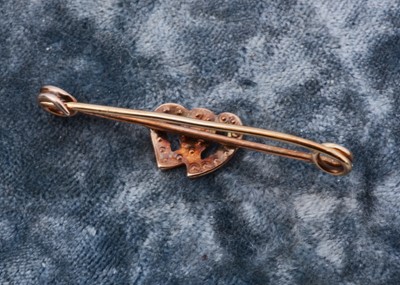 Lot 10 - An Edwardian double heart gold safety pin brooch