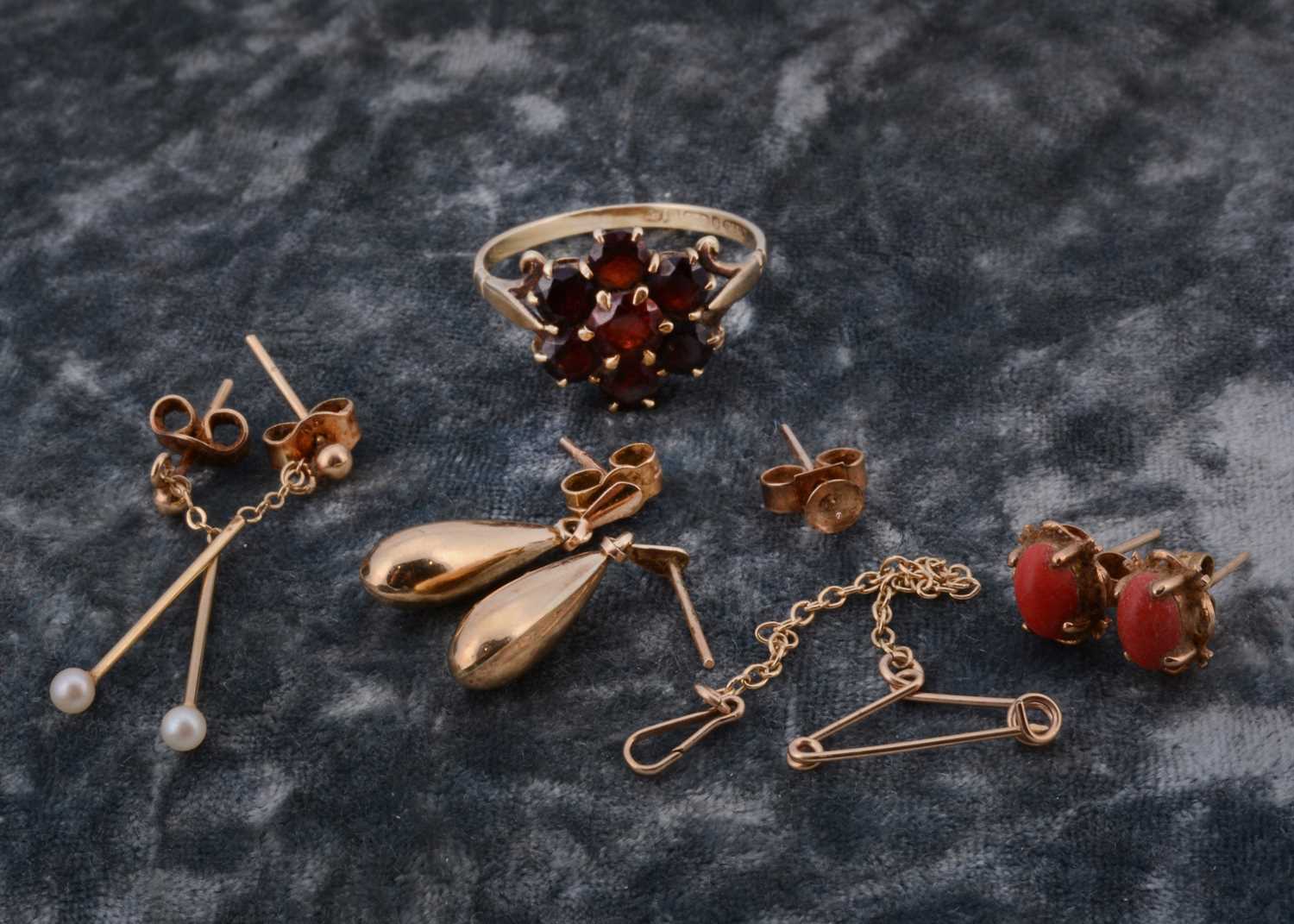 Lot 11 - A collection of 9ct gold