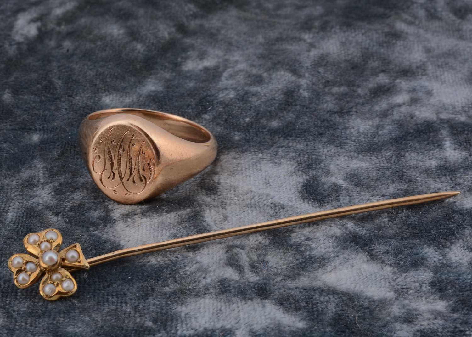 Lot 17 - A continental 14k gold signet ring