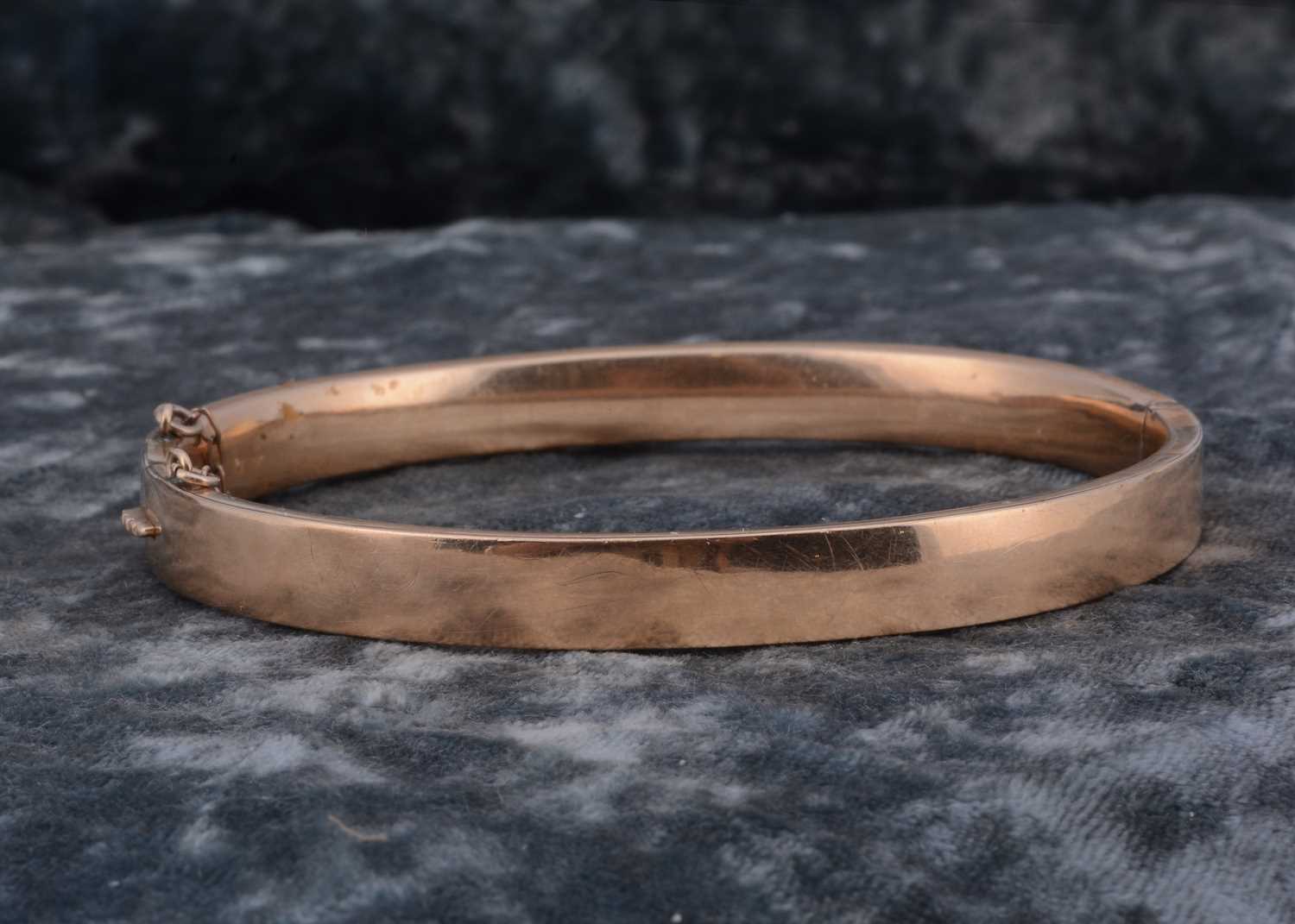 Lot 18 - A 9ct gold oval bangle