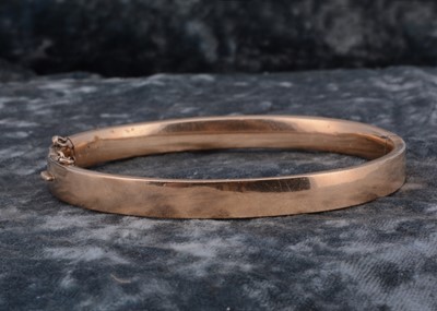 Lot 18 - A 9ct gold oval bangle