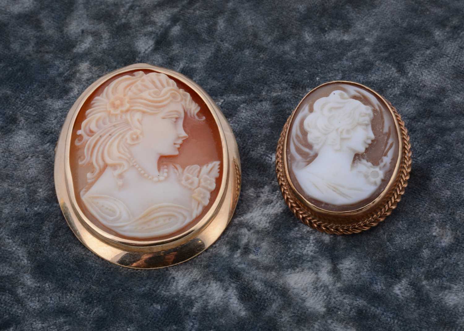 Lot 21 - A 9ct gold carved shell cameo oval brooch