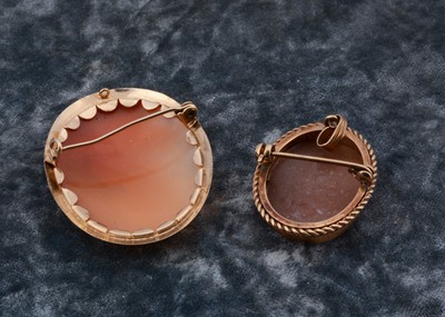 Lot 21 - A 9ct gold carved shell cameo oval brooch