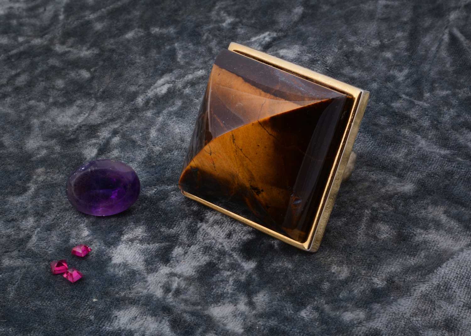 Lot 24 - A large gilt metal mounted tigers eye cocktail ring