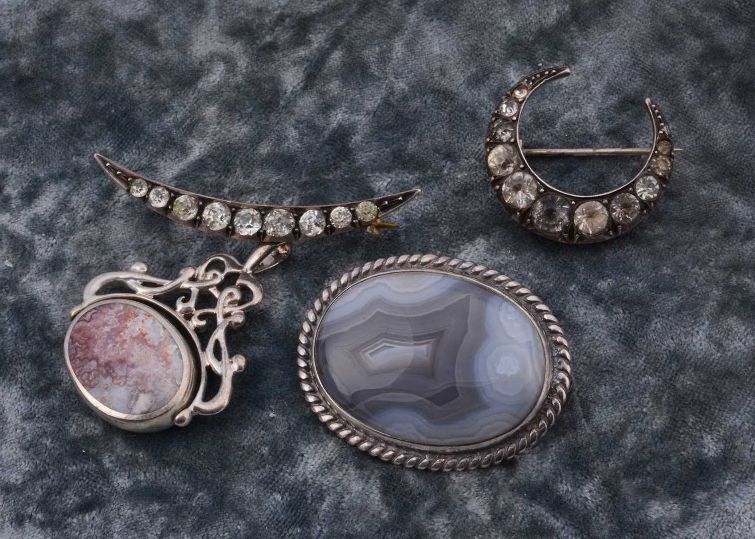 Lot 25 - A small collection of silver jewels