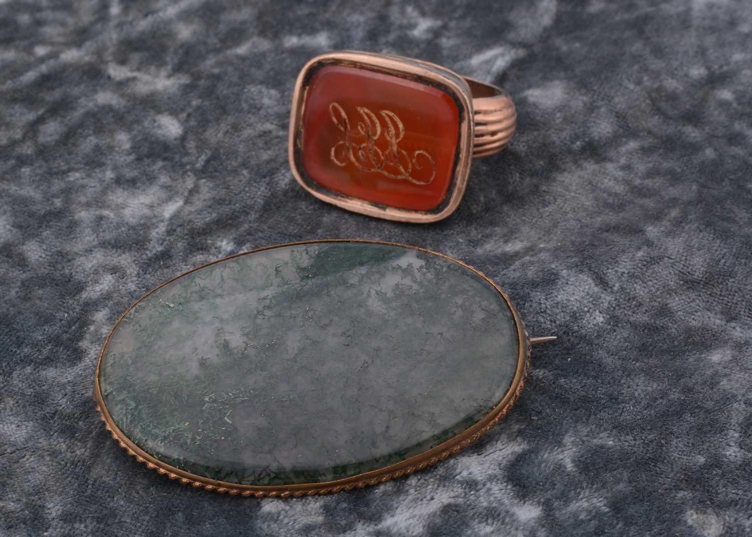 Lot 26 - A 19th Century moss agate oval brooch