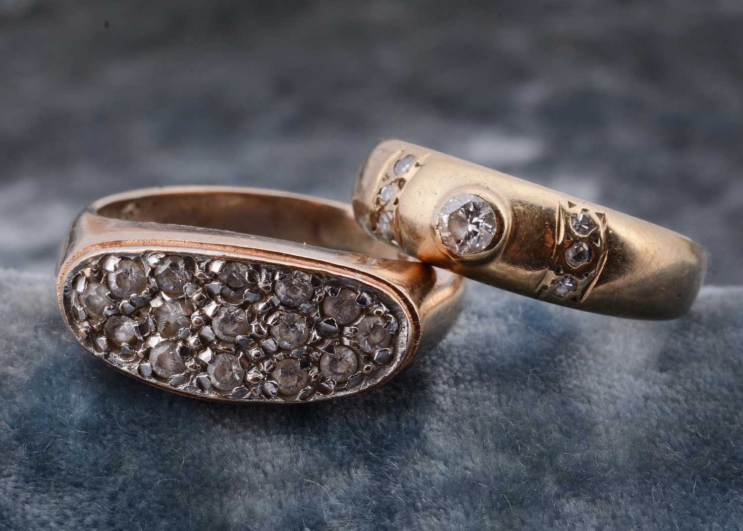 Lot 32 - A 9ct gold gem set boat shaped dress ring