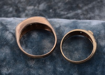 Lot 32 - A 9ct gold gem set boat shaped dress ring