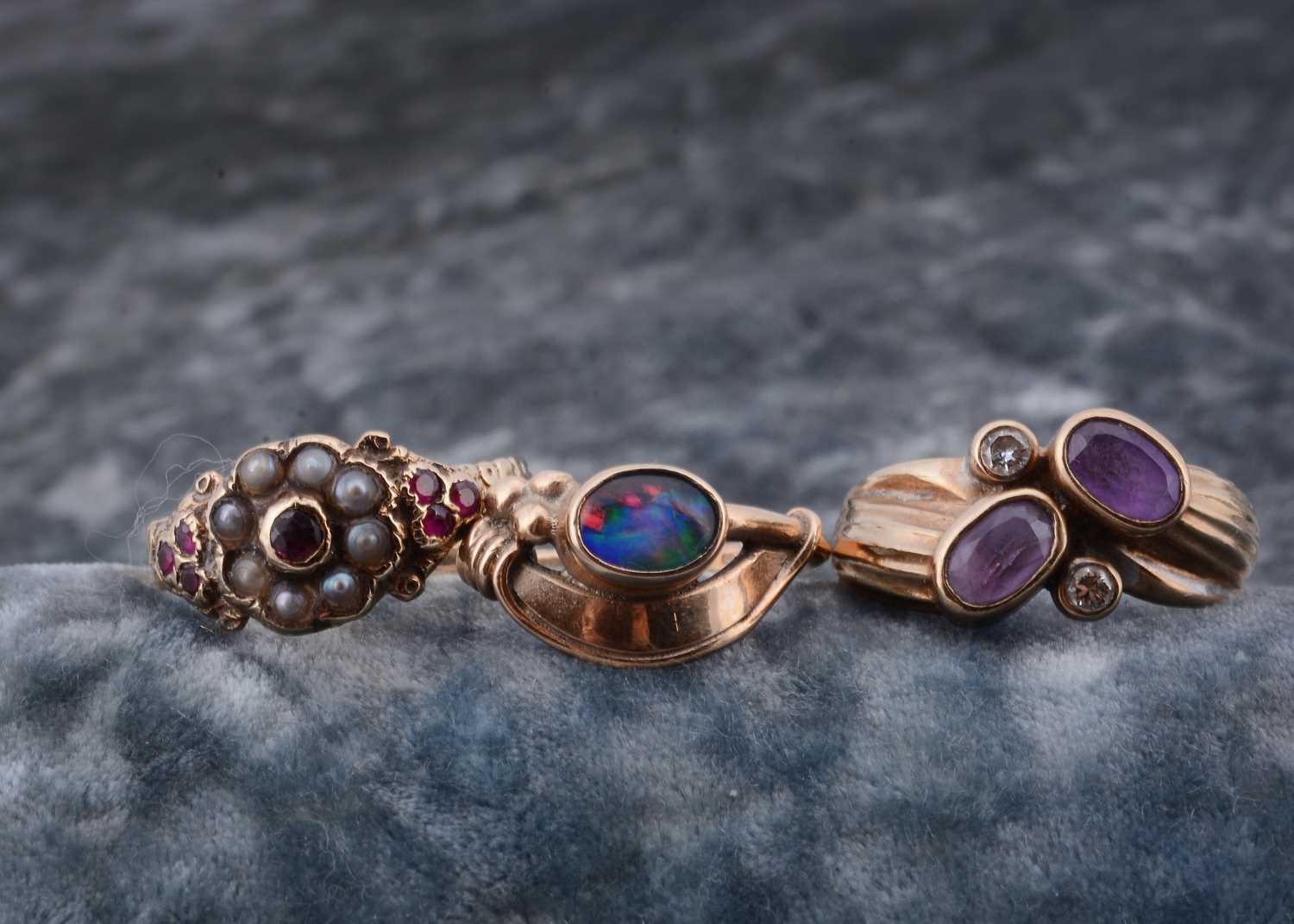 Lot 33 - An amethyst and diamond 9ct gold crossover dress ring