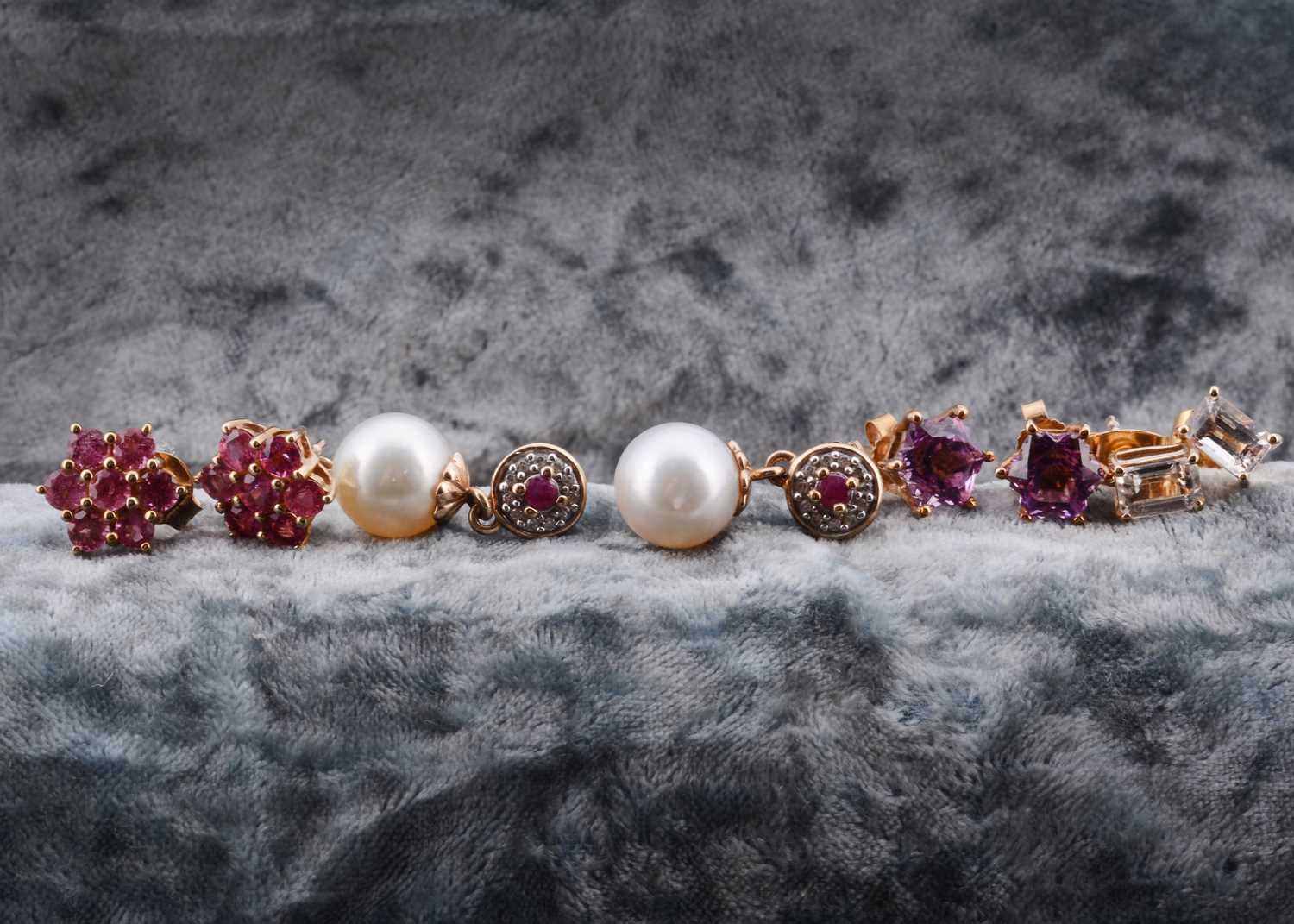 Lot 39 - A collection of 9ct gold stud earrings