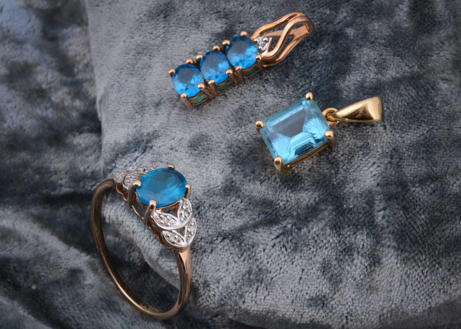 Lot 40 - An apatite and diamond 9ct gold dress ring