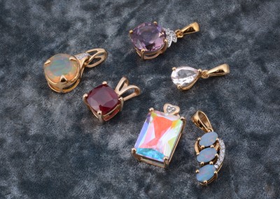 Lot 41 - A good collection of 9ct gold gem set pendants