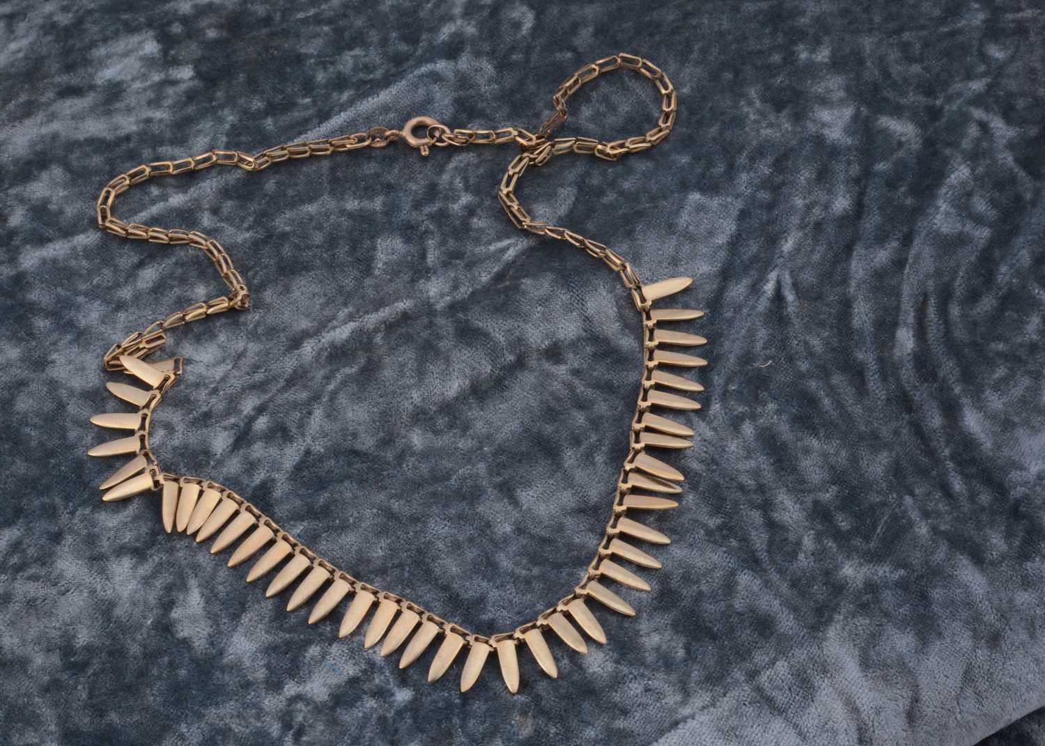 Lot 49 - A 9ct gold fringe necklace