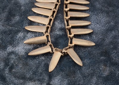 Lot 49 - A 9ct gold fringe necklace