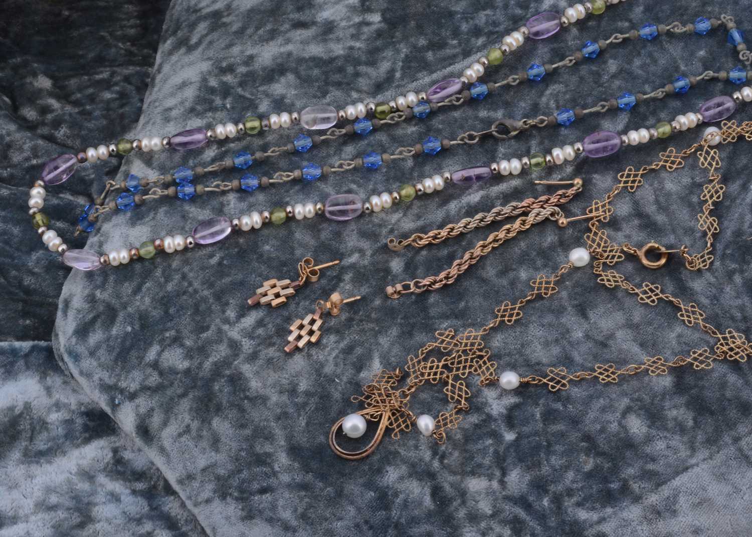 Lot 50 - A small collection of gold and silver jewellery