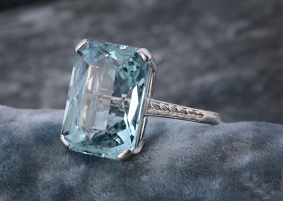 Lot 51 - A large aquamarine dress ring