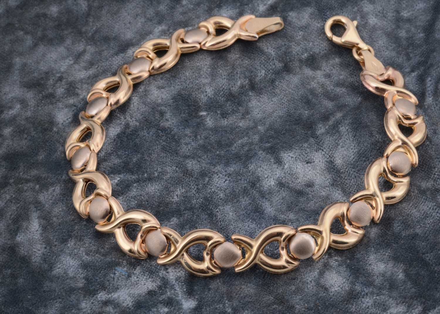 Lot 65 - A 9ct gold flattened stylised X link bracelet