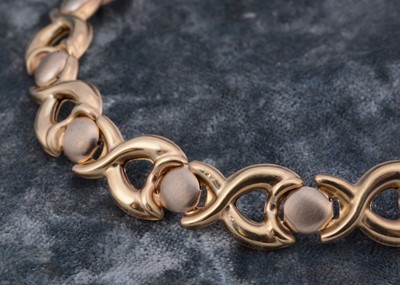 Lot 65 - A 9ct gold flattened stylised X link bracelet