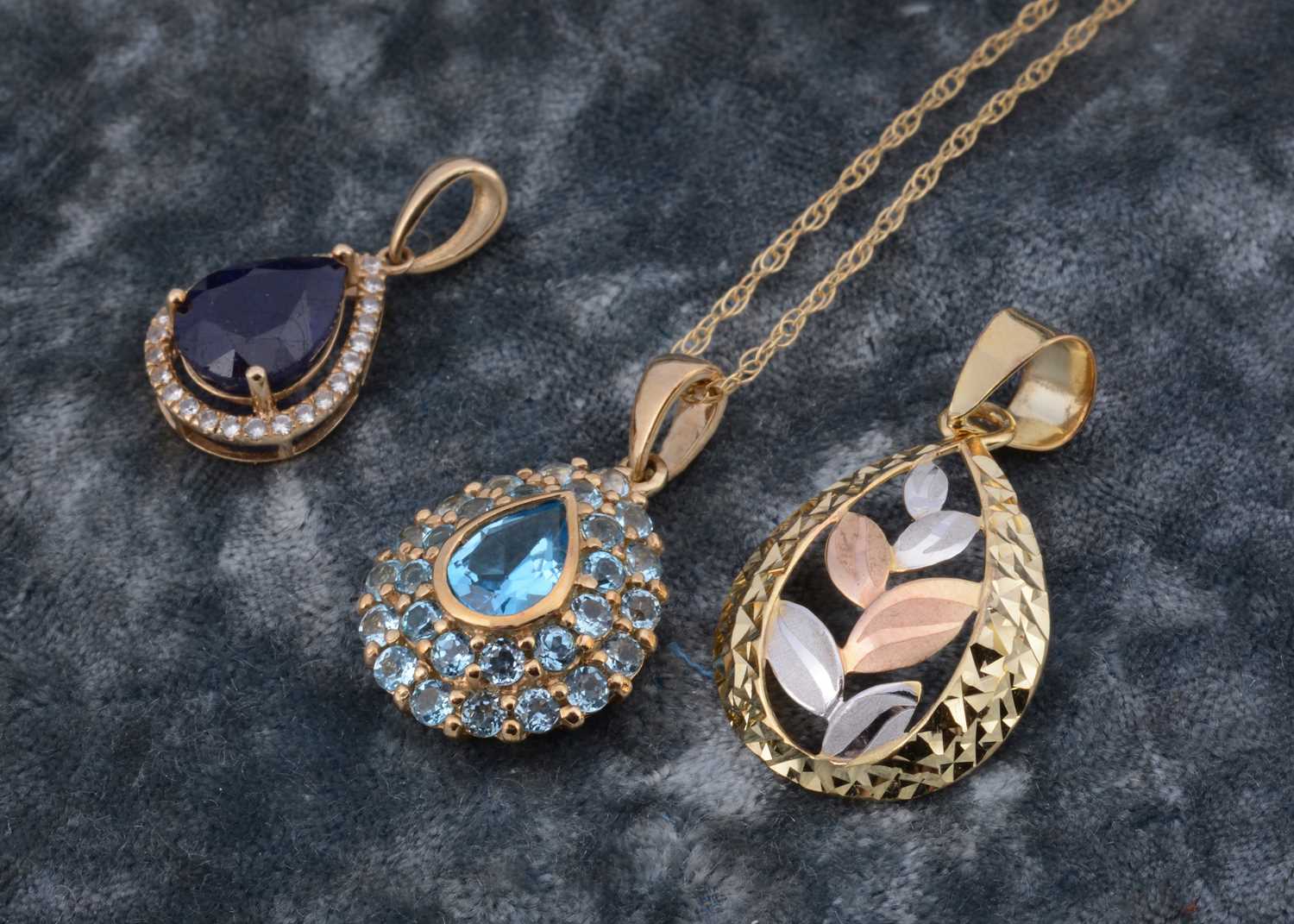 Lot 66 - A 9ct gold leaf drop pendant