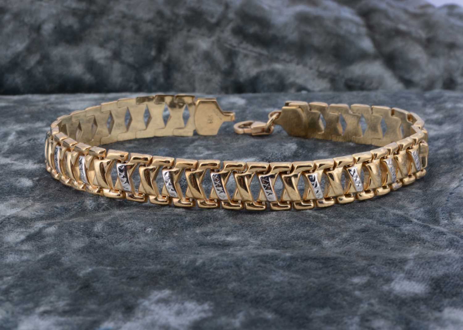 Lot 68 - A 9ct gold bi metal flattened link bracelet