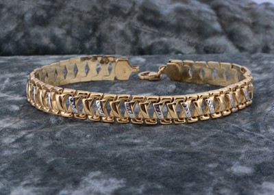 Lot 68 - A 9ct gold bi metal flattened link bracelet