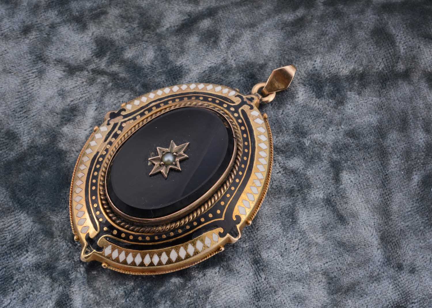 Lot 71 - A 19th Century oval yellow metal enamel and onyx drop pendant