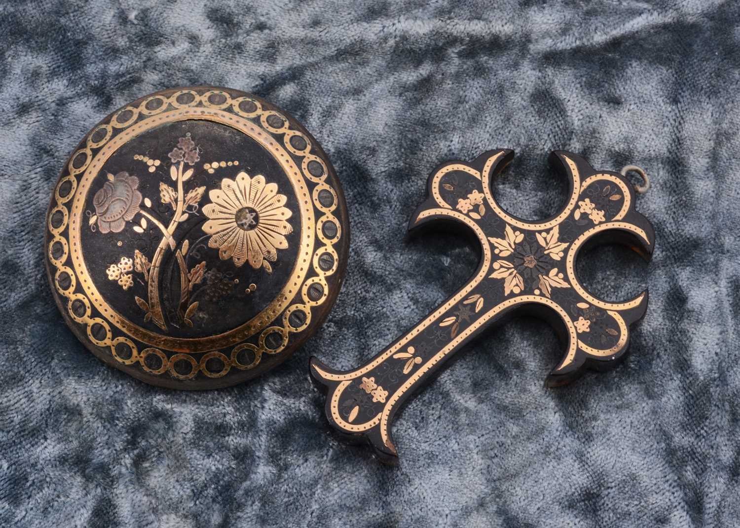 Lot 72 - A tortoiseshell pique work circular brooch