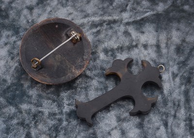 Lot 72 - A tortoiseshell pique work circular brooch