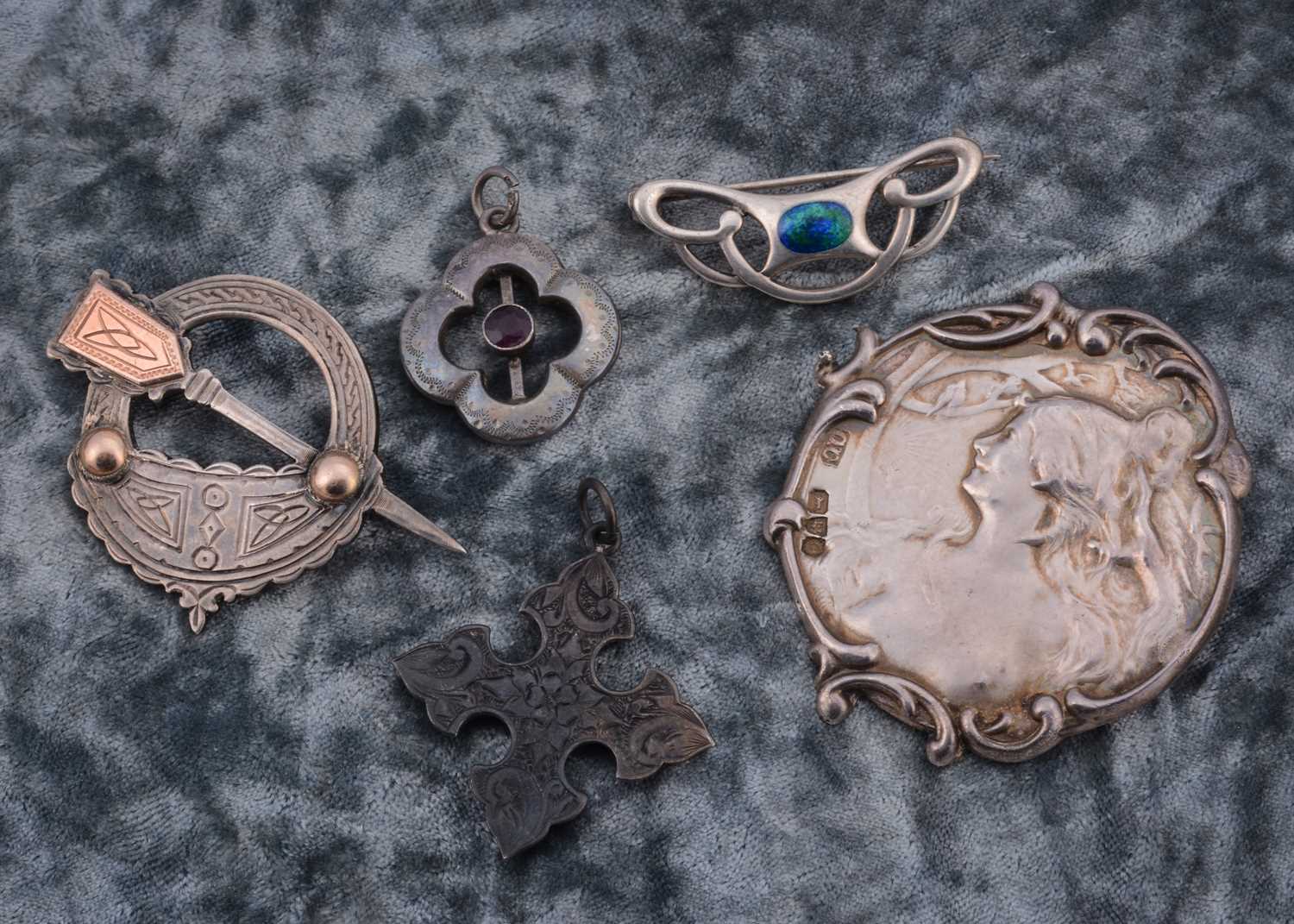 Lot 76 - A collection of art nouveau and arts and crafts jewels