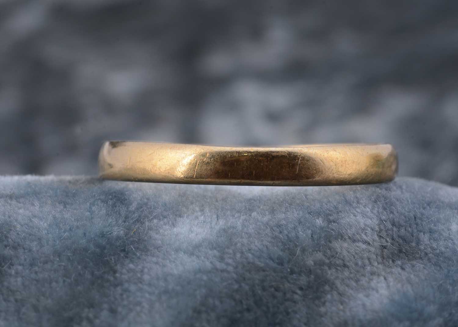 Lot 80 - A 22ct gold wedding band
