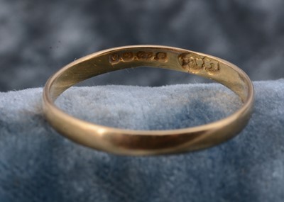 Lot 80 - A 22ct gold wedding band