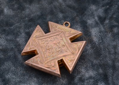 Lot 81 - A collection of 9ct gold