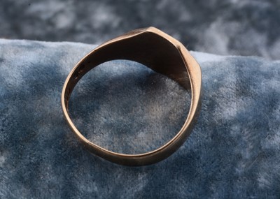 Lot 84 - Three 9ct gold rings