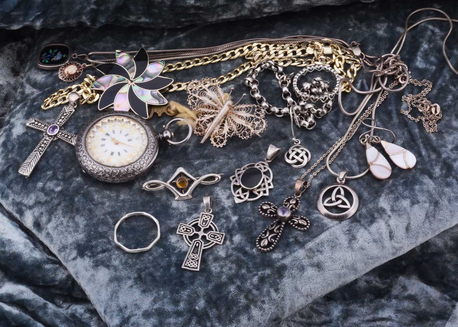 Lot 91 - A collection of silver jewellery