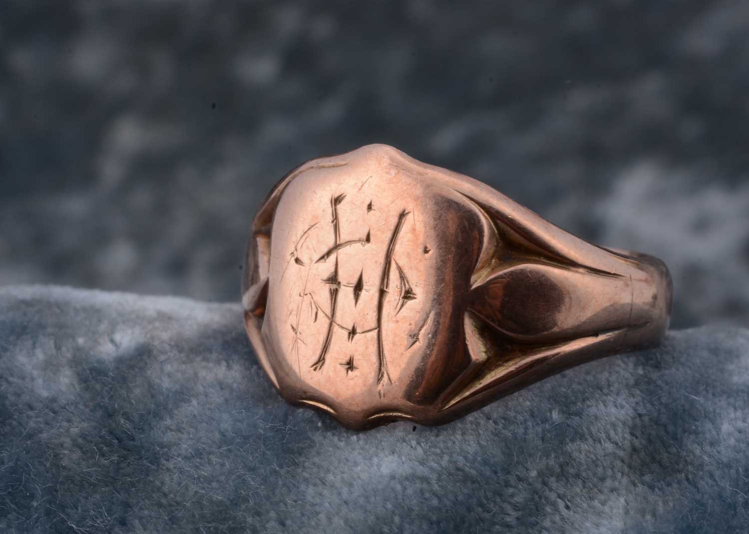 Lot 96 - An Edwardian rose gold shield shape signet ring