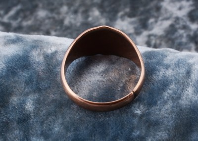 Lot 96 - An Edwardian rose gold shield shape signet ring