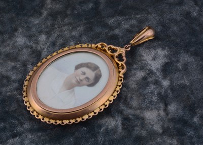 Lot 98 - A 9ct gold open locket of Edwardian design