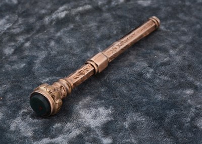 Lot 100 - A 9ct gold and bloodstone propelling toothpick